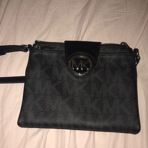 Authentic Michael Kors crossbody (mint-condition)